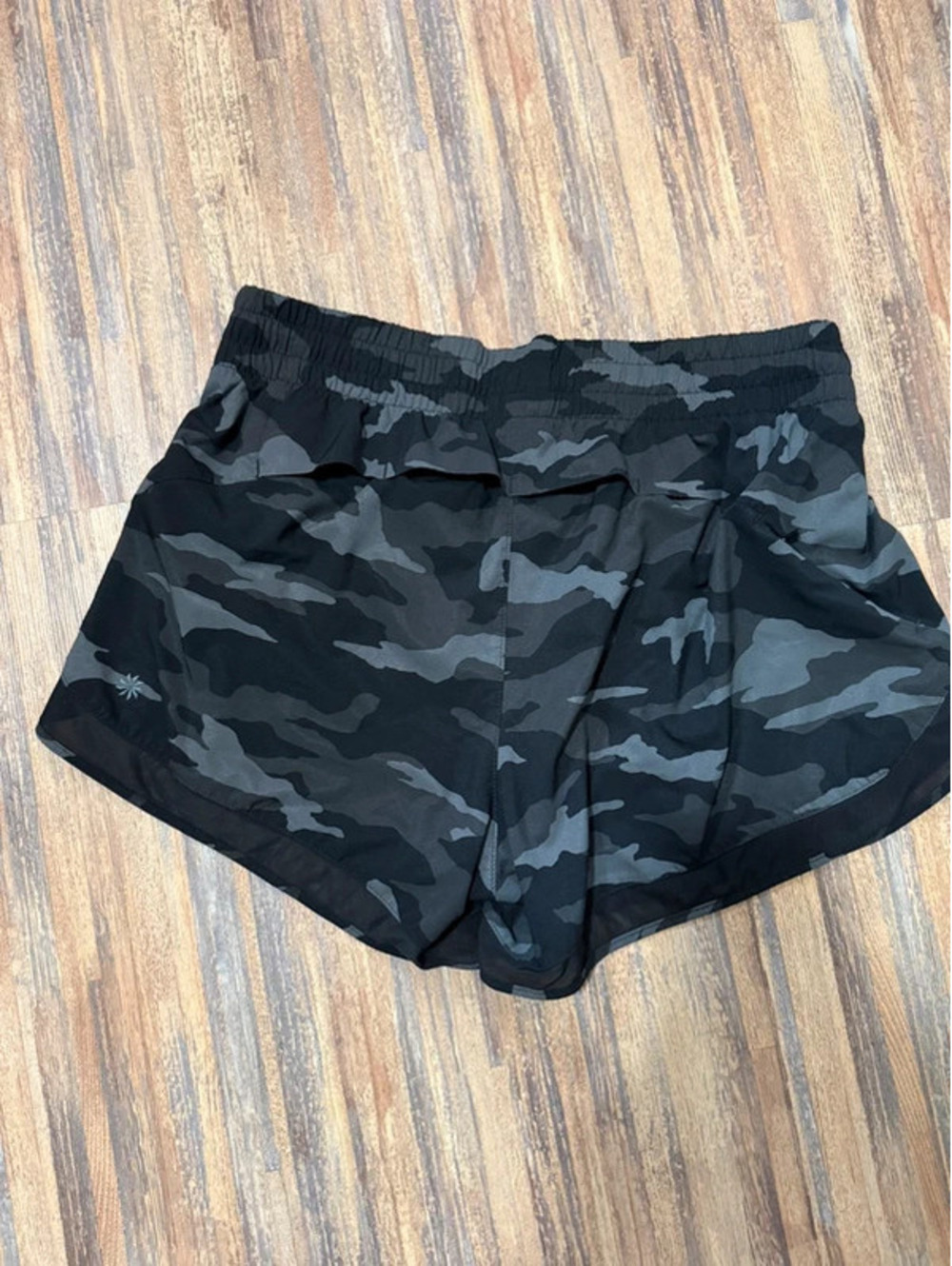 Athleta printed mesh race runner shorts size medium 4 inch